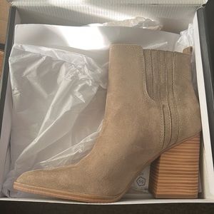 NEW Nine West Orleeh faux suede ankle boot, size 10